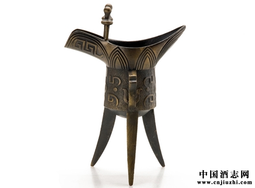 酒随喜庆溢杯樽