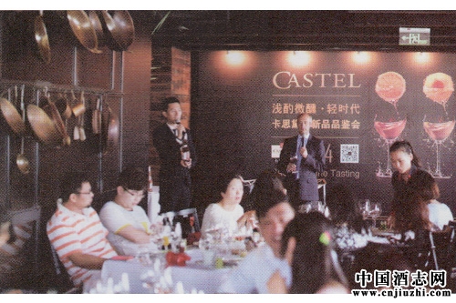 ��˼������ˮ���г������ھ�ת���ڳ�·���ڣ�