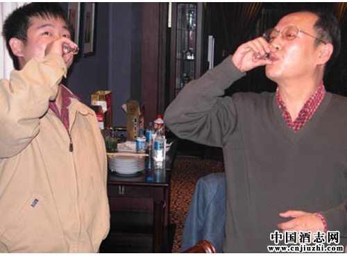 得意尽欢杯盏间