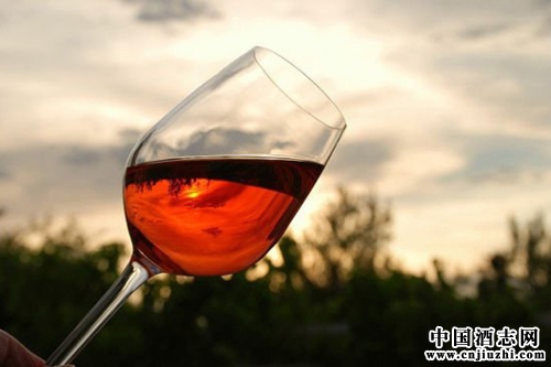 �Ĵ��������ѾƼ۸񼱾��µ� �ۼ۵���ƿװˮ