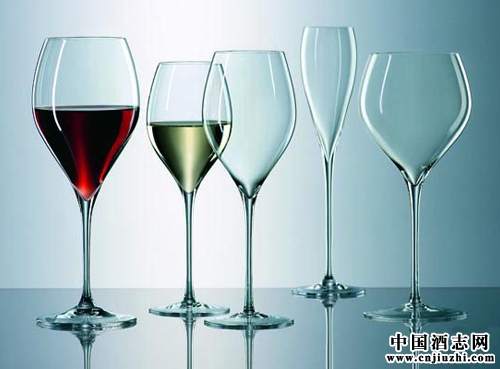 饮用葡萄酒时在酒杯里