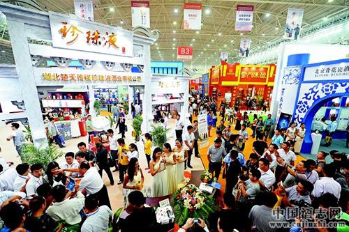 �����Ǿƻ��ܳɽ���ͻ��210��Ԫ