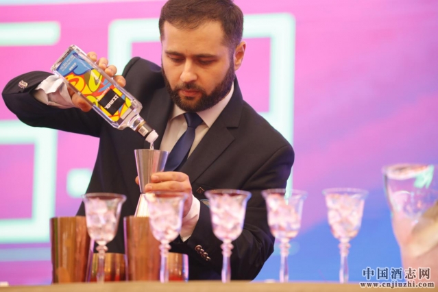 ����ʦ�Խ�С�׺ڱ꾫��Ϊ���ƽ��е���